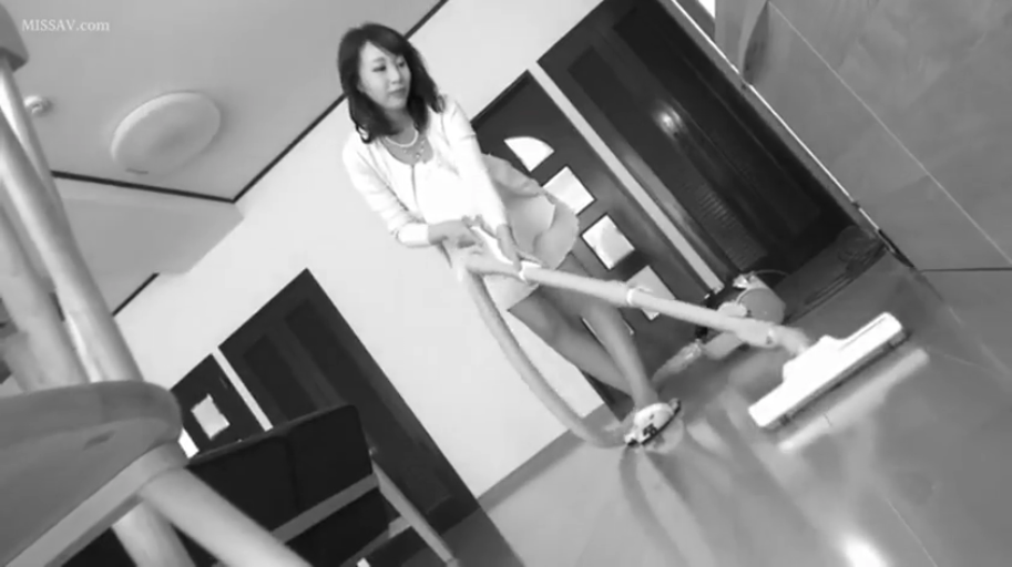 专注 · 客厅 · 白色超短裙 · 吸尘器