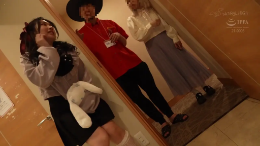 全身 · 站立 · 自然 · 休闲装 · 剧情 · 交流 · 门口 · 玩偶