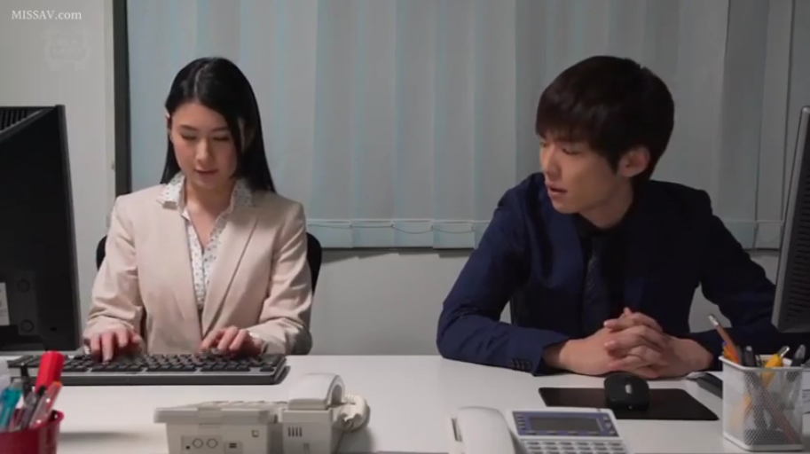 办公室 · 男子深蓝色西装外套 · 固定电话 · 两人上半身中景 · 女子专注工作