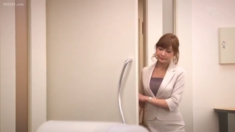 办公室 · 平静 · 上半身特写 · 手表 · 深色内搭
