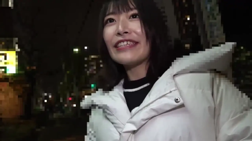 站姿 · 面部特写 · 夜景 · 开心 · 户外街道 · 白色羽绒服 · 面带微笑