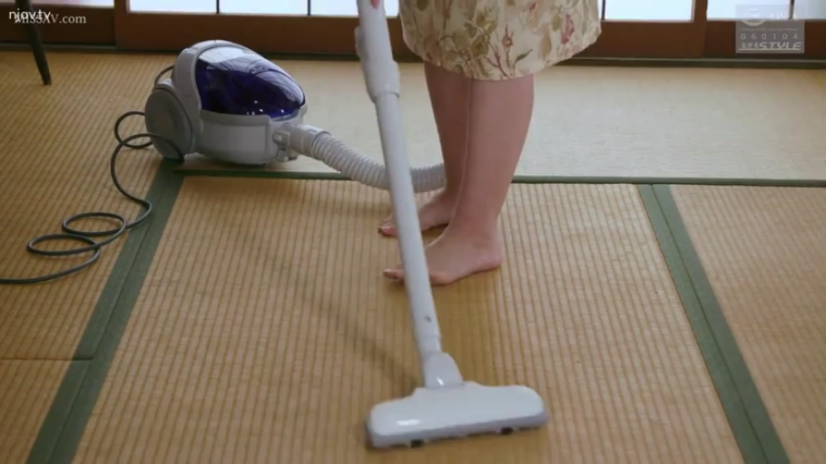 站立 · 和室 · 足部 · 碎花裙 · 赤脚 · 家务 · 吸尘器