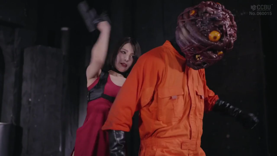 中景 · 站姿 · 橙色连体服 · 冷酷 · 废弃工厂 · 格斗 · 怪物头套