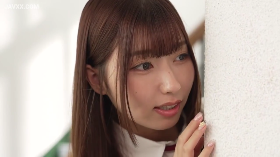 室内 · 脸部特写 · 紧张 · 白色衣领服装