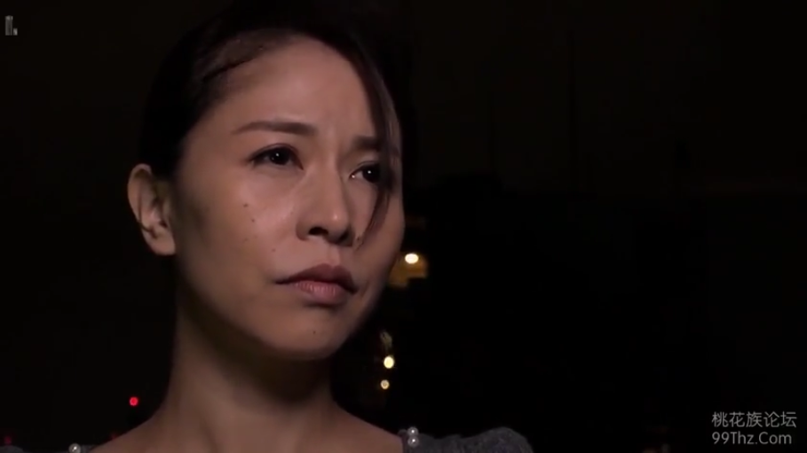 脸部特写 · 凝视 · 熟女 · 忧郁严肃 · 户外夜间 · 正脸站姿 · 灰色珍珠装饰上衣