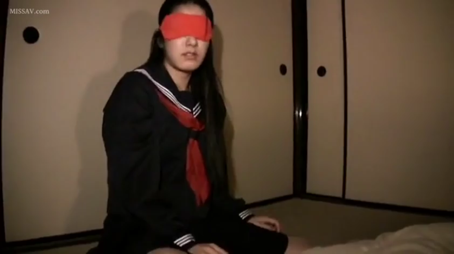 脸部特写 · 和室 · 水手服 · 眼罩 · 迷茫 · 室内光线暗