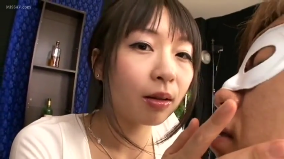 室内 · 脸部特写 · 迷离 · 白色上衣 · 靠近 · 触摸 · 日本AV · 面具