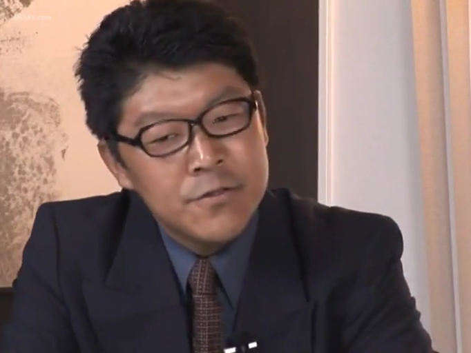 室内 · 专注 · 脸部特写 · 深蓝色衬衫