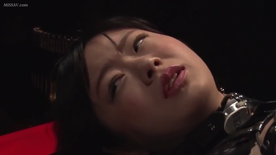 室内 · 脸部特写 · 仰卧 · 调教 · 黑色束缚衣 · 翻白眼 · 日本 · 颈圈锁