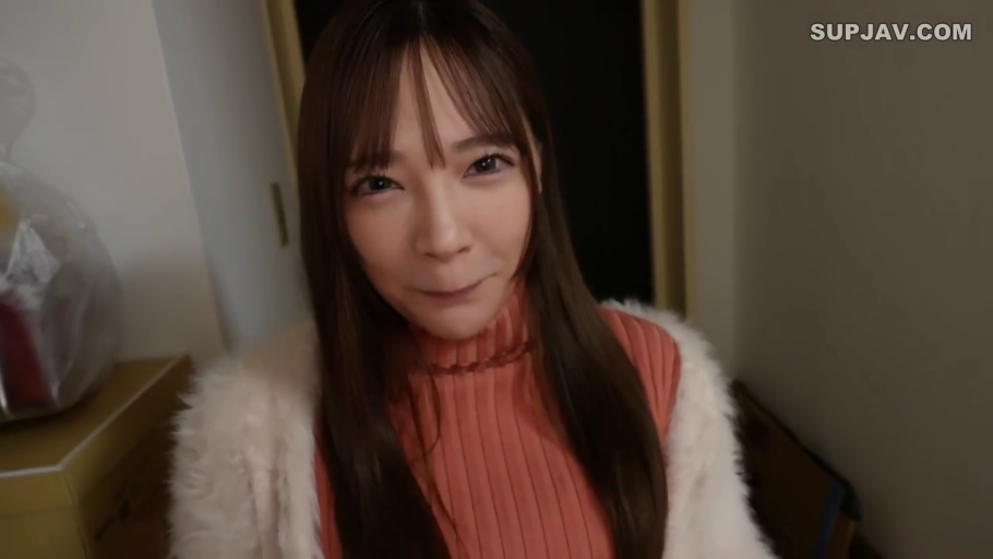 注视 · 上半身特写 · 室内走廊 · 高领橙色针织衫