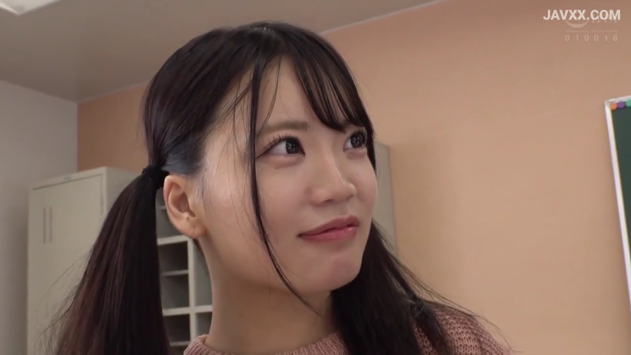 教室 · 期待 · 双马尾发型 · 针织毛衣