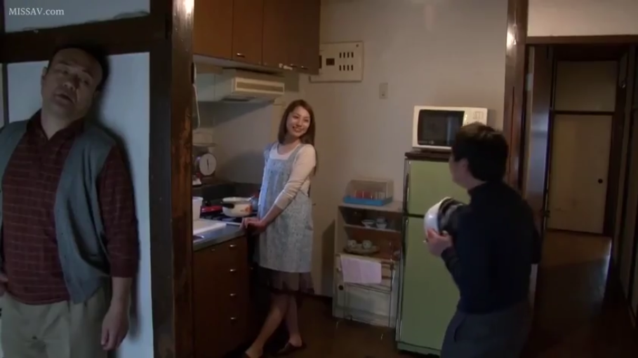 民宅 · 安全帽 · 女子上半身特写 · 男子神情疲惫或严肃 · 另一男子穿着深色高领毛衣
