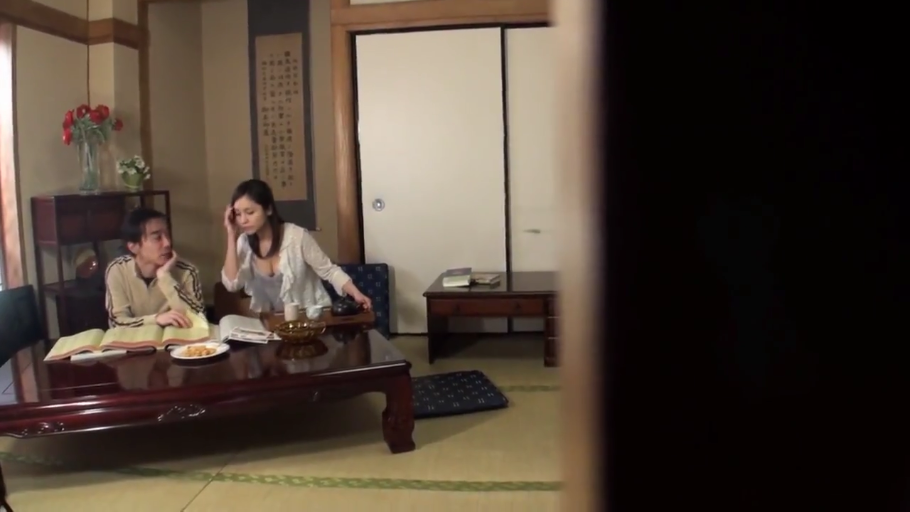 榻榻米房间 · 若有所思 · 茶杯 · 室内照明充足 · 女人穿白色开衫配低胸内搭