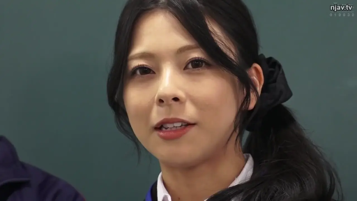 教室 · 脸部特写 · 注视 · 深色制服外套