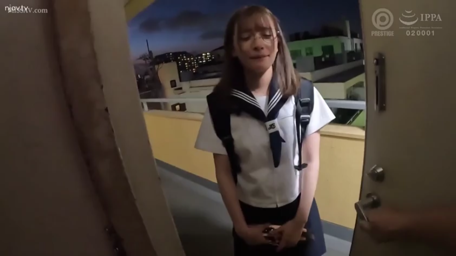 站立 · 走廊 · 水手服