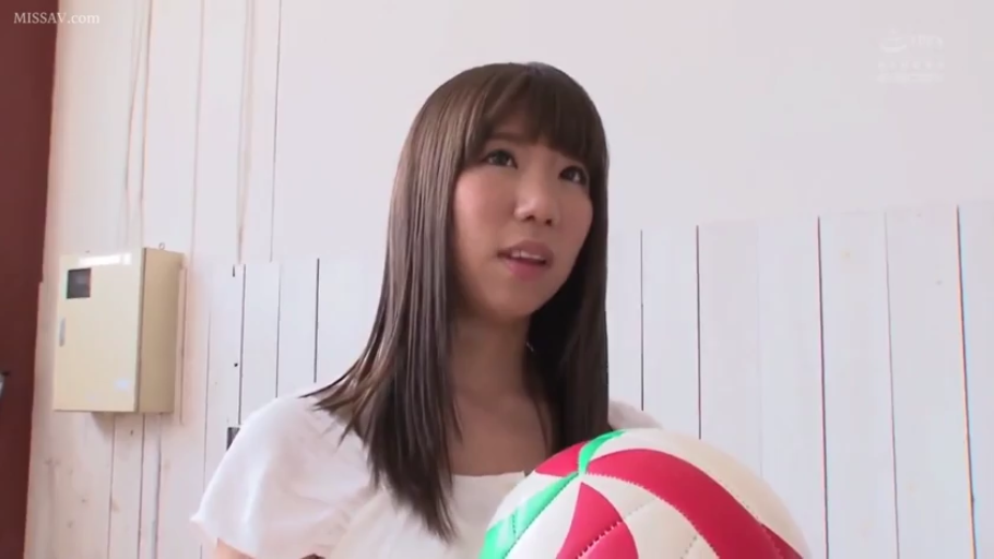 室内 · 脸部特写 · 站立 · 白色短袖 · 自然 · 长发 · 排球 · 拿球