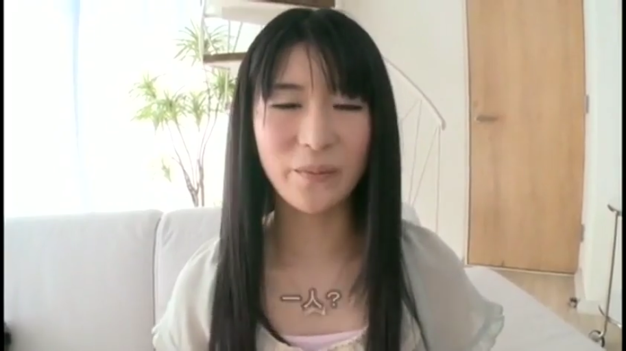 客厅 · 脸部特写 · 微笑 · 粉色内搭 · 字幕显示