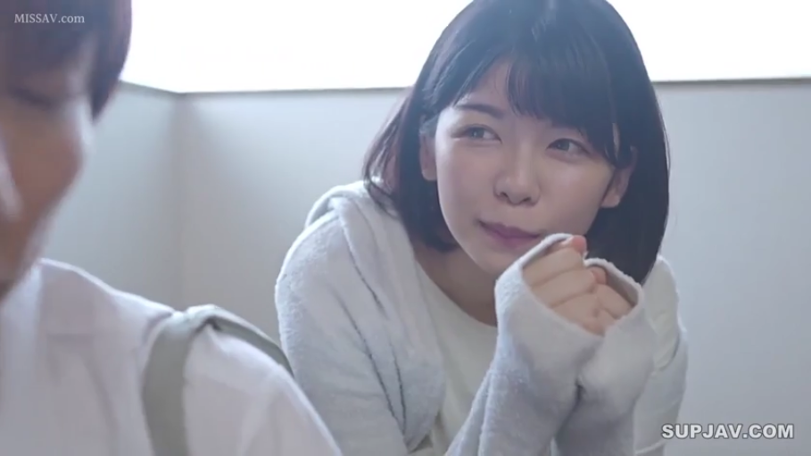 室内 · 微笑 · 白色连帽衫 · 女方脸部特写
