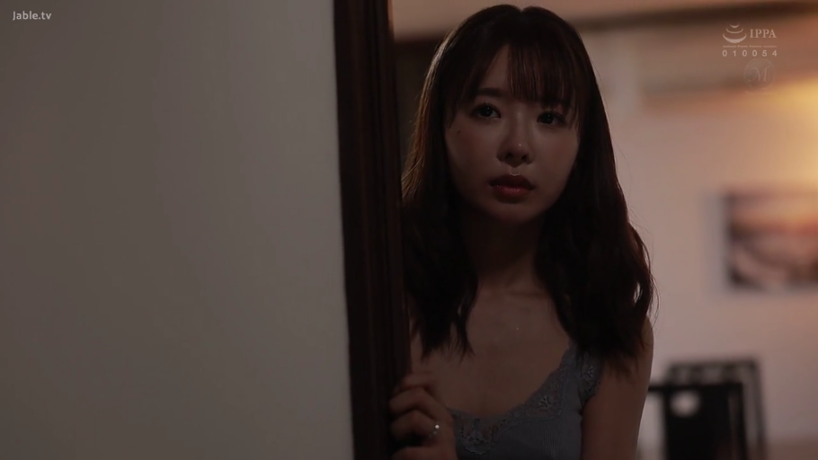 室内 · 面部特写 · 忧虑 · 蕾丝吊带 · 暗调 · 偷看 · 侧身窥视