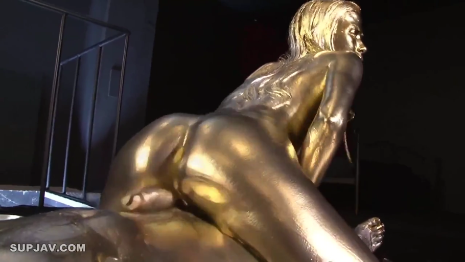 室内 · 性交 · 全裸 · 臀部 · 无表情 · 恋物 · 观音坐莲 · 金色油漆