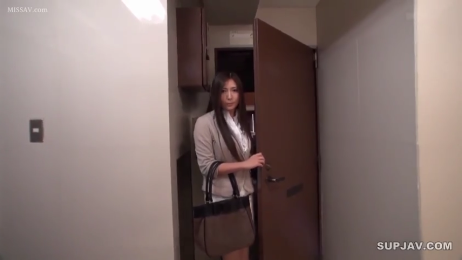 站立 · 开门 · 平静 · 职业装 · 手提包 · 门口 · 成熟