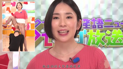 职业化微笑 · 粉色短袖上衣 · 演播室 · 画中画效果 · 领夹式麦克风 · 女主播面部特写 · 站立口交