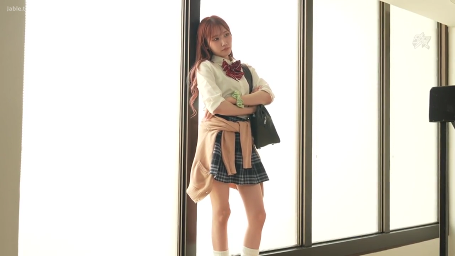 全身 · JK制服 · 窗边 · 倚靠