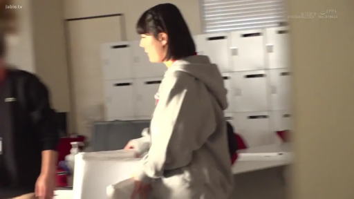 储物间 · 盒子 · 人物侧脸特写 · 灰色连帽卫衣 · 自然表情 · 室内光线明亮