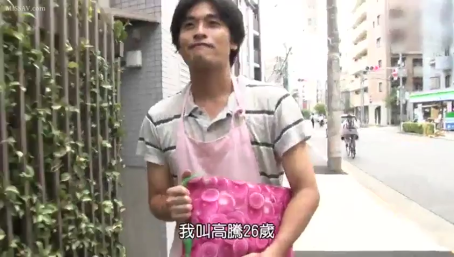 脸部特写 · 中文字幕 · 街道 · 条纹短袖T恤 · 自信 · 粉色购物袋