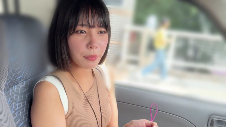 略显无奈 · 手部特写 · 棕色无袖背心 · 绳子 · 汽车内 · 窗外有路人虚化背景
