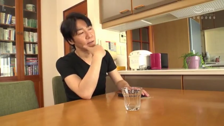 餐厅 · 烦恼 · 黑色V领T恤 · 水杯 · 背景整洁 · 男人面部表情特写