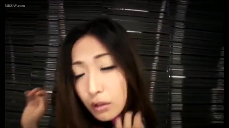 脸部特写 · 站立 · 迷离 · 抚摸 · 长发 · 粉色上衣 · 影碟架 · 库房