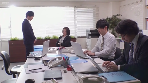坐姿 · 严肃 · 办公室 · 全景 · 电脑 · 职业装 · 办公 · 职场