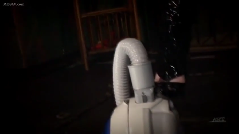 黑色紧身漆皮裤 · 室内房间 · 吸尘器 · 吸尘器机身特写 · 光线较暗