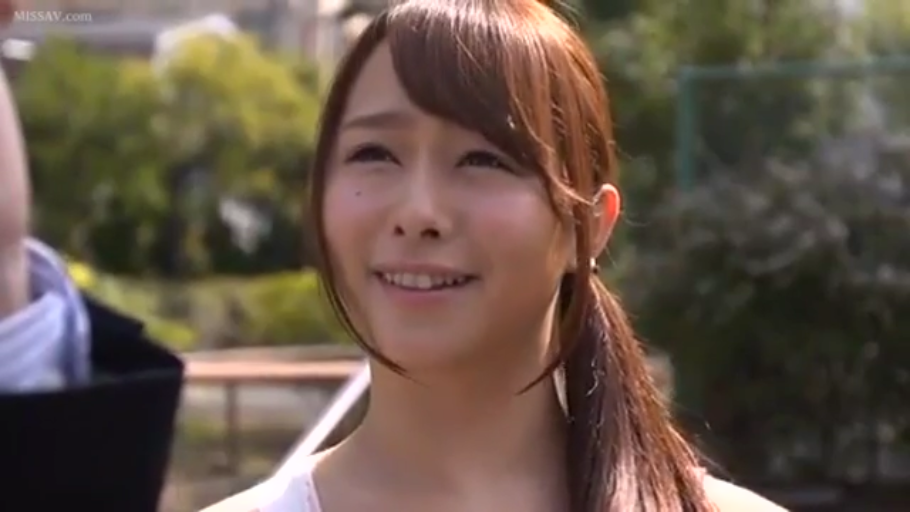 站立 · 面部特写 · 白色背心 · 户外