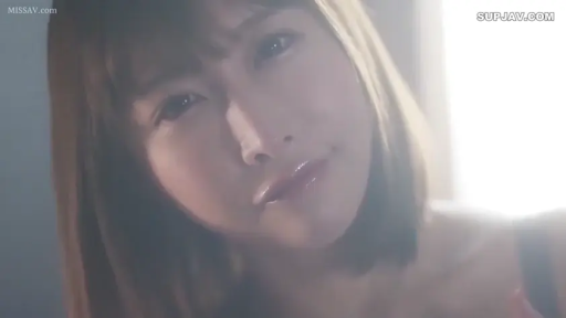 室内 · 脸部特写 · 吊带衫