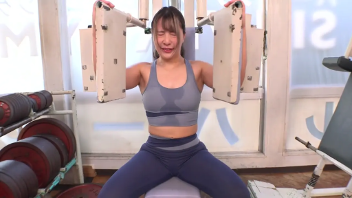 紧闭双眼 · 健身房 · 灰蓝色运动内衣 · 胸部轮廓特写 · 蝴蝶机 · 汗水痕迹