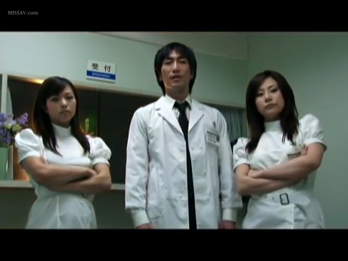 严肃 · 医院 · 护士服 · 抱胸 · 中景 · 凝视