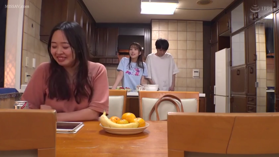 交谈 · 餐厅 · 水果 · 粉色宽松T恤 · 日常光线 · 前排女子半身特写