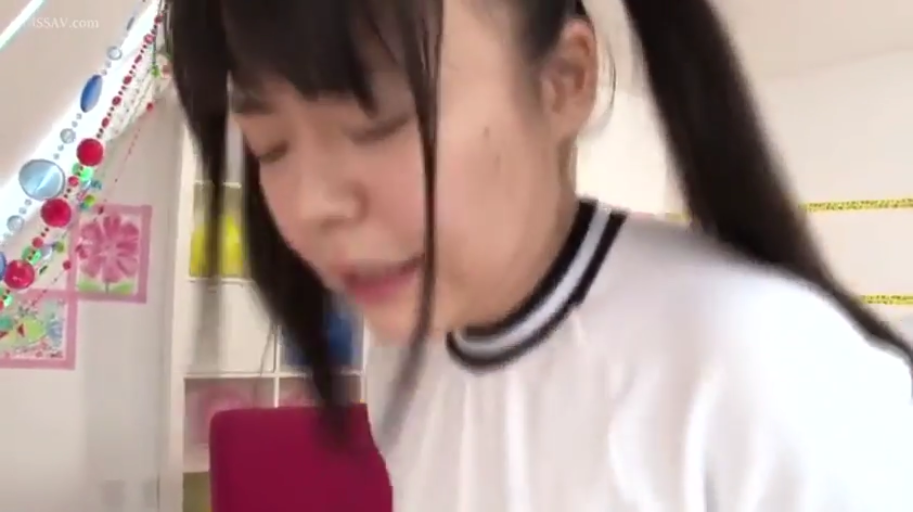 略显痛苦 · 脸部特写 · 卧室 · 白色运动衫 · 口交