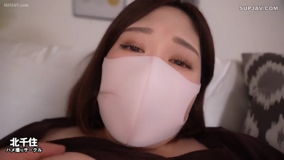 床上 · POV视角 · 深色上衣 · 口罩 · 带有媚意 · 口罩遮挡面部