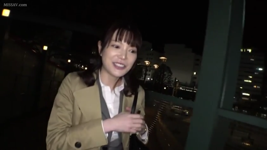 交谈 · 站立 · 中景 · 微笑 · 风衣 · 单肩包 · 户外夜晚 · 街拍风格