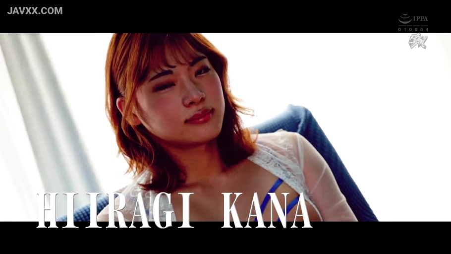 室内 · 半身像 · 微笑 · 注视 · 柊木香奈 · 靠坐 · 白色蕾丝外套 · 蓝色沙发