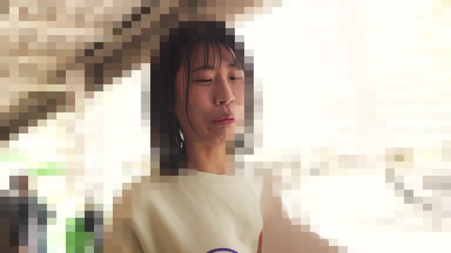 室内 · 脸部特写 · 痛苦 · 光线明亮 · 浅色圆领T恤