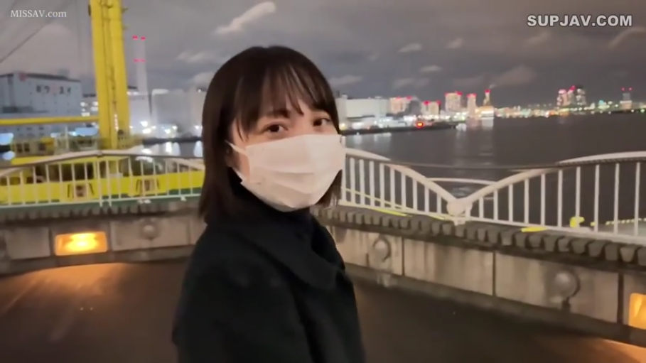 脸部特写 · 注视 · 口罩 · 高领内搭 · 夜景