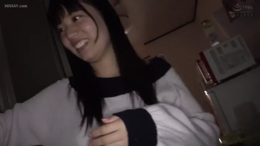 室内 · 坐姿 · 聊天 · 上半身 · 黑长直 · 甜美笑容 · 宽松毛衣