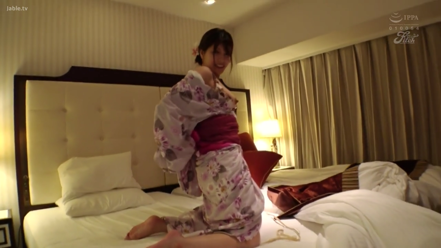 卧室 · 中景 · 微笑 · 床 · 跪姿 · 脱衣 · 浴衣 · 日本AV