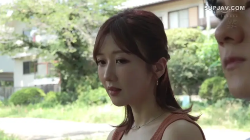 交谈 · 平静 · 面部特写 · 户外 · 无袖上衣 · 侧站