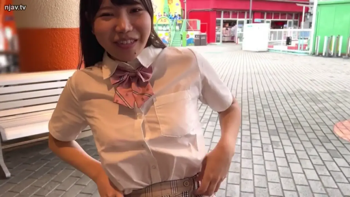 上半身特写 · 自然表情 · 粉色条纹领结 · 户外游乐场