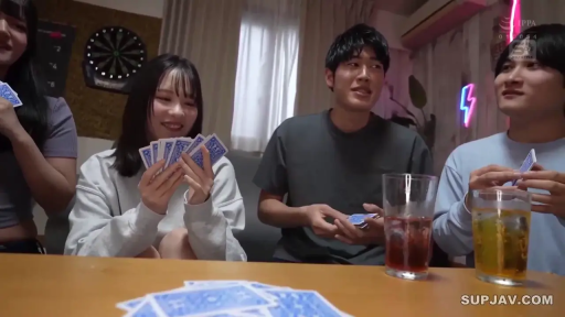 坐姿 · 中景 · 微笑 · 客厅 · 休闲装 · 多人 · 扑克牌 · 玩扑克